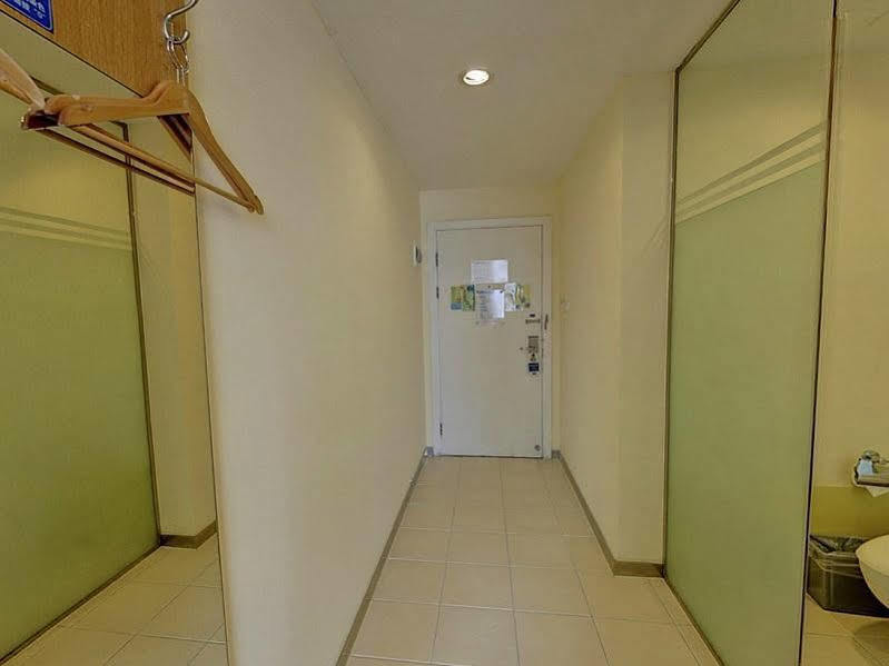 Hanting Premium Hongkou Football Stadium Second Branch Hotel 2*